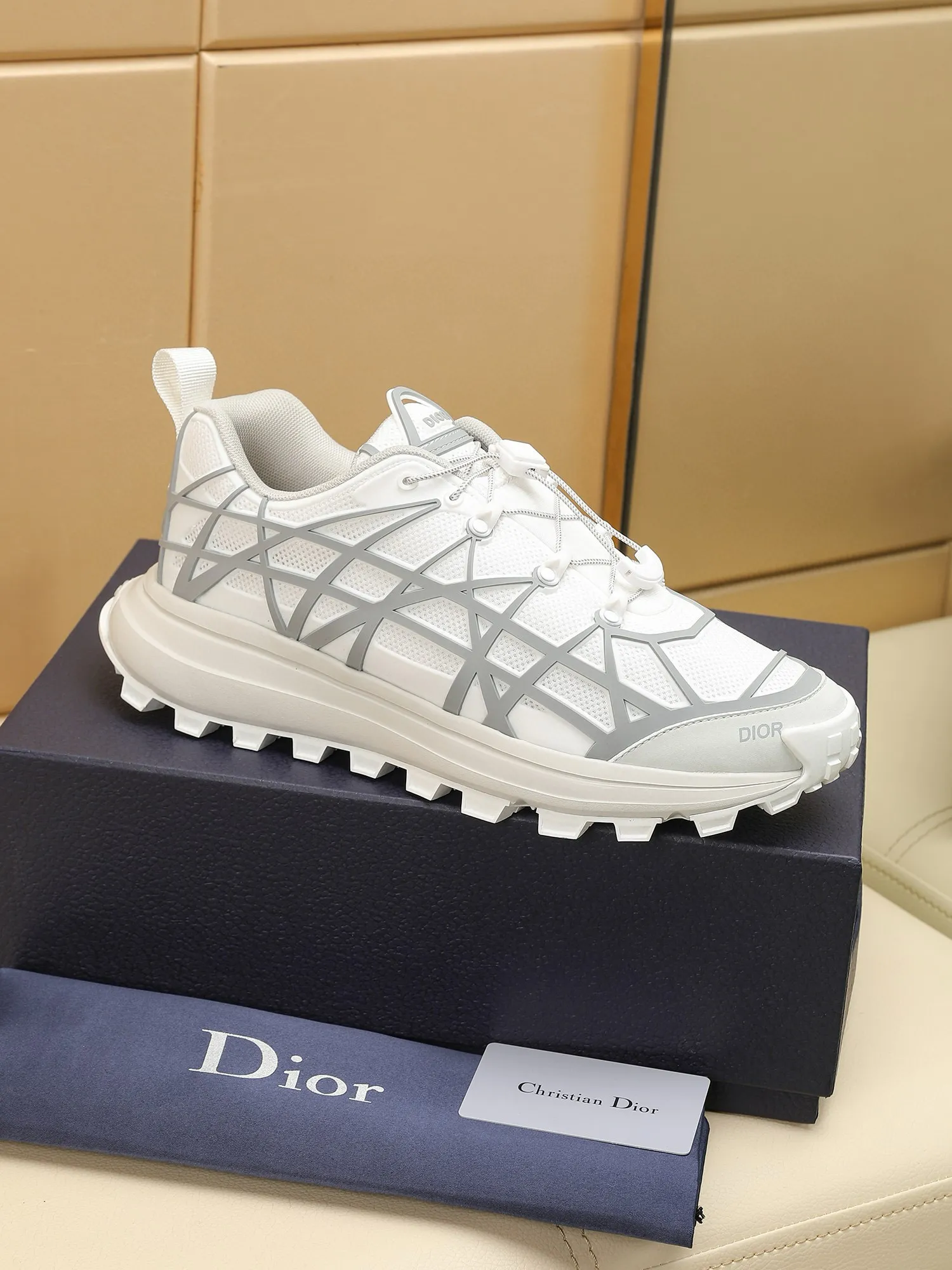Men's shoes: 500💰Dior sports shoes highlight the fashionable silhouette, decorated with curved cannage pattern, reinterpreting the classic pattern in a structural style, enriching the Dior 2023 summer men's collection. Meticulously crafted using the advanced craftsmanship of hiking shoes, it blends outdoor culture with Dior heritage. Code number 38-44, customized 45